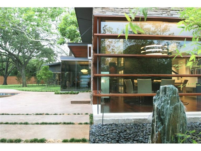 Bonick Landscaping Blurring the Boundaries: Indoor-Outdoor Living Spaces  