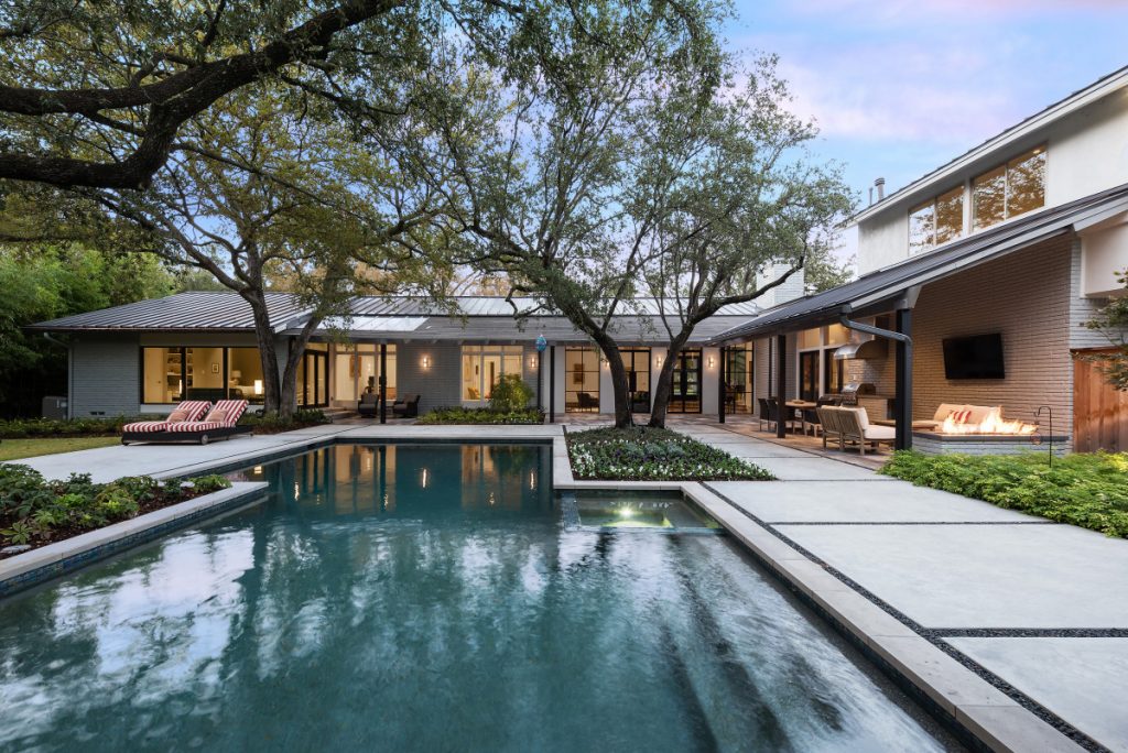 Bonick Landscaping Blurring the Boundaries: Indoor-Outdoor Living Spaces  