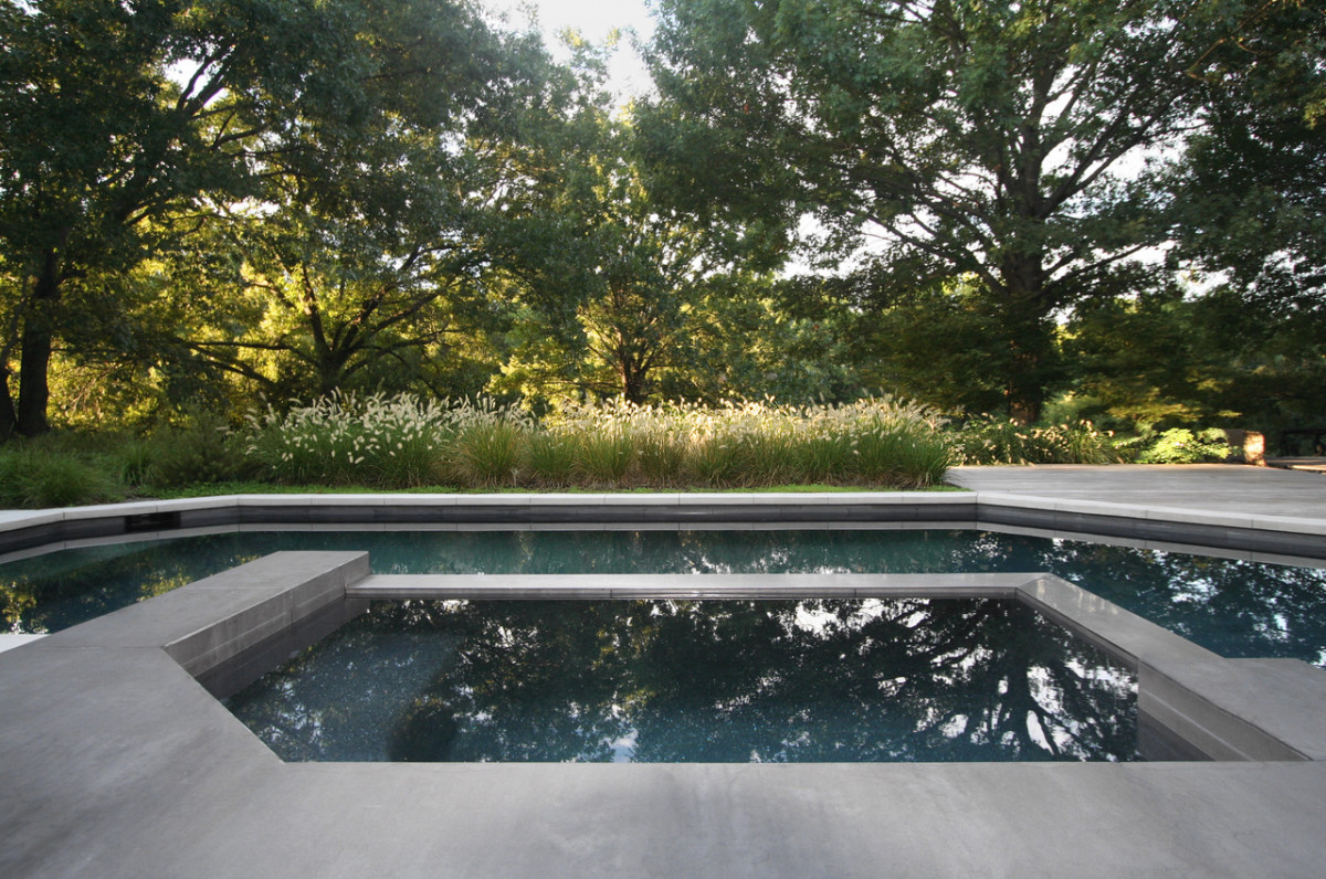 Bonick Landscaping Dallas pool and spa surrounded by mature oak trees