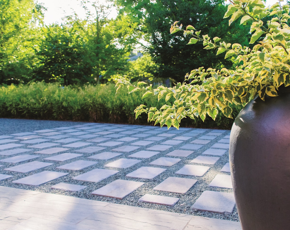Landscape design using flagstone pavers and pebbles
