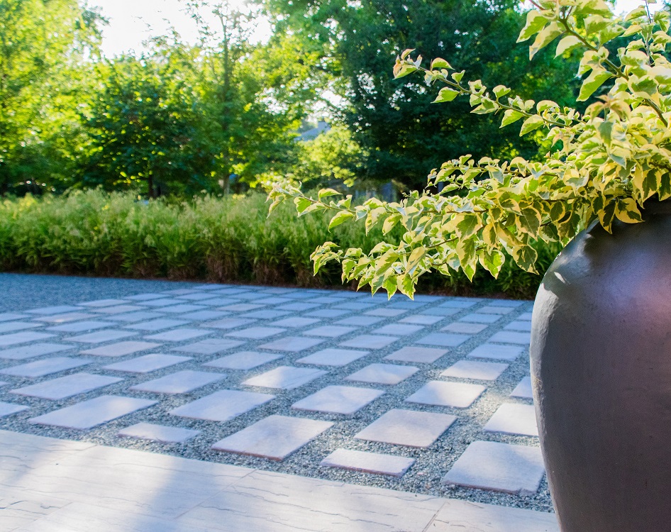 Front entry hardscape detail of crushed marble gravel with Pennsylvania blue stone pavers.
