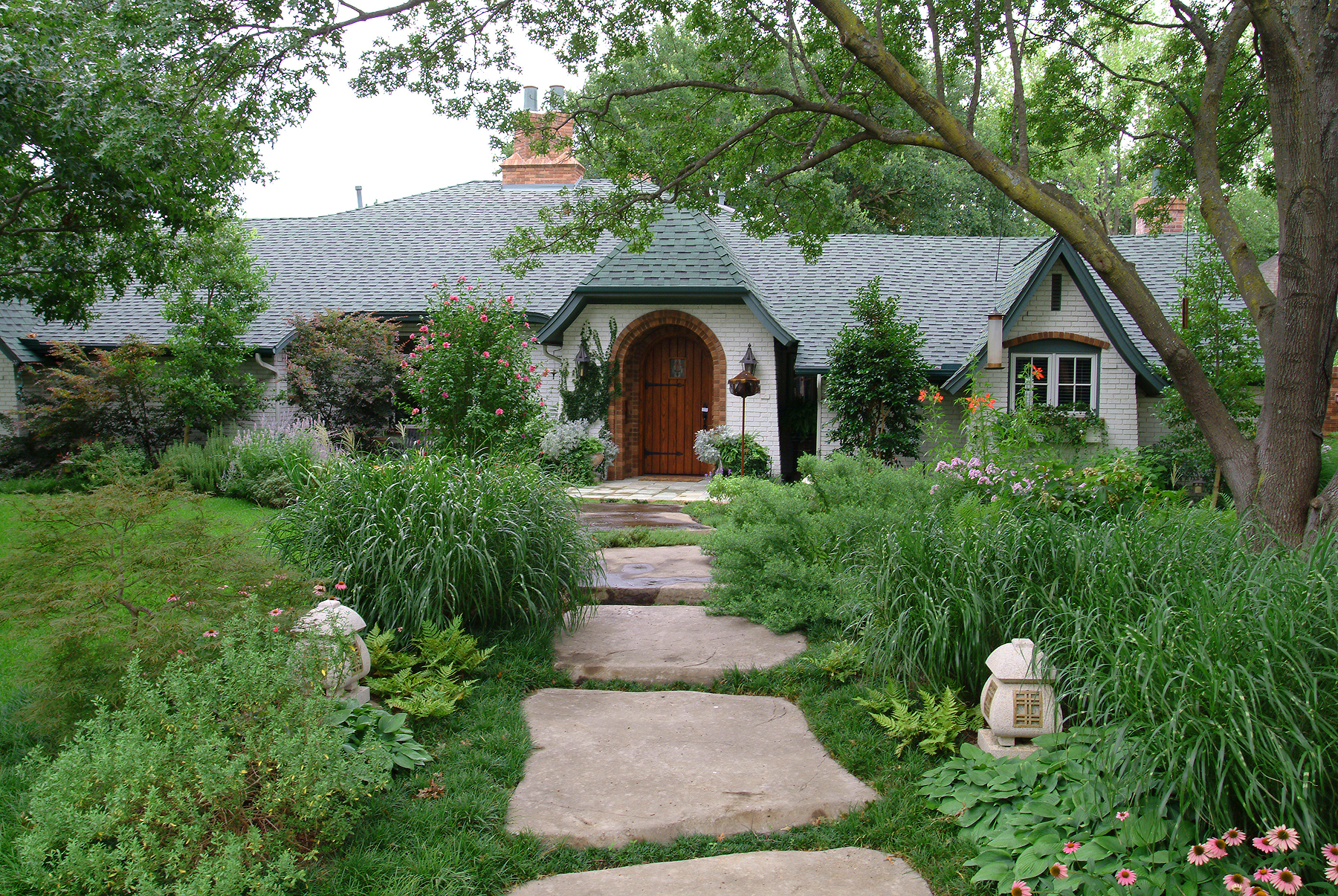 Beautiful landscape design takes home design into consideration.